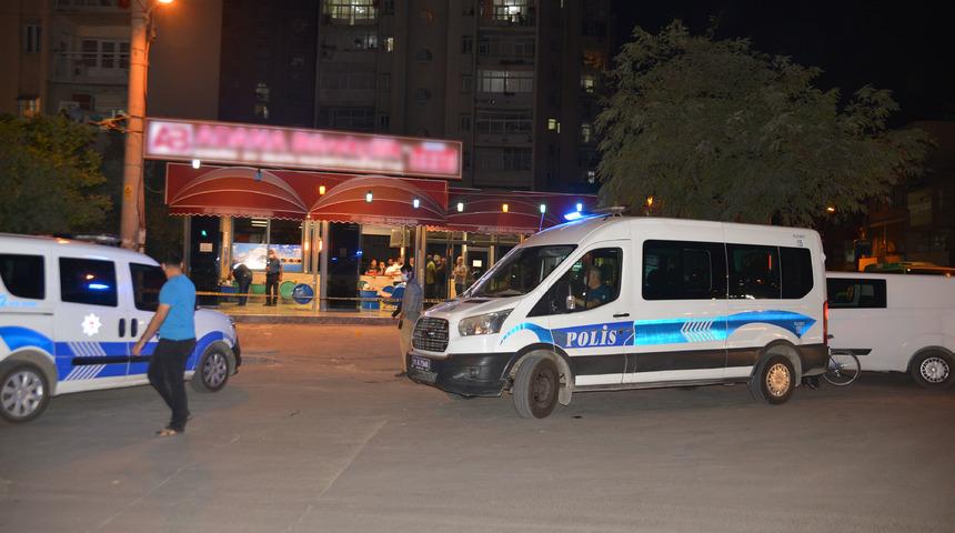 Adana'da börekçide silahlı kavga! 2 kişi yaralandı