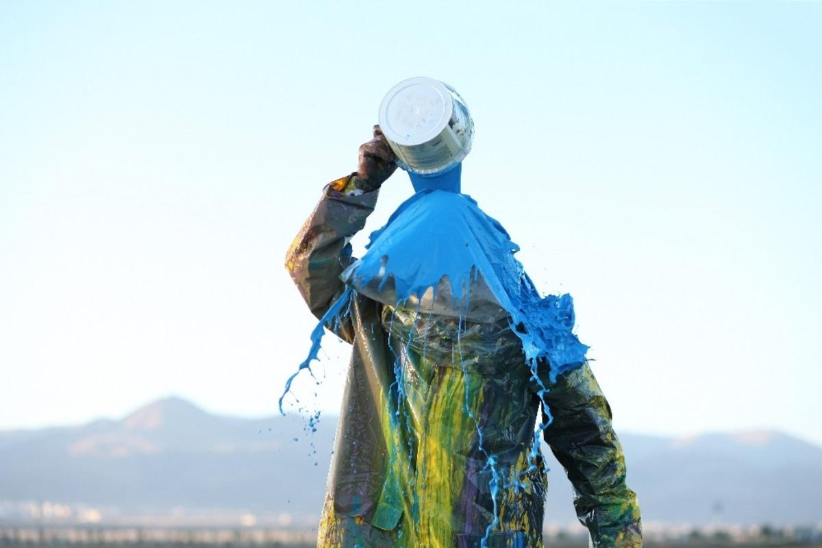 Profes&ouml;rden, Baksı M&uuml;zesindeki &ldquo;Maske ve &Ccedil;ağrışımlar&rdquo; isimli sergi i&ccedil;in boyalı performans