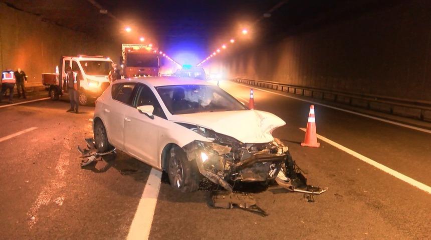 Beşiktaş'ta otomobil bariyerlere &ccedil;arptı: 1 yaralı