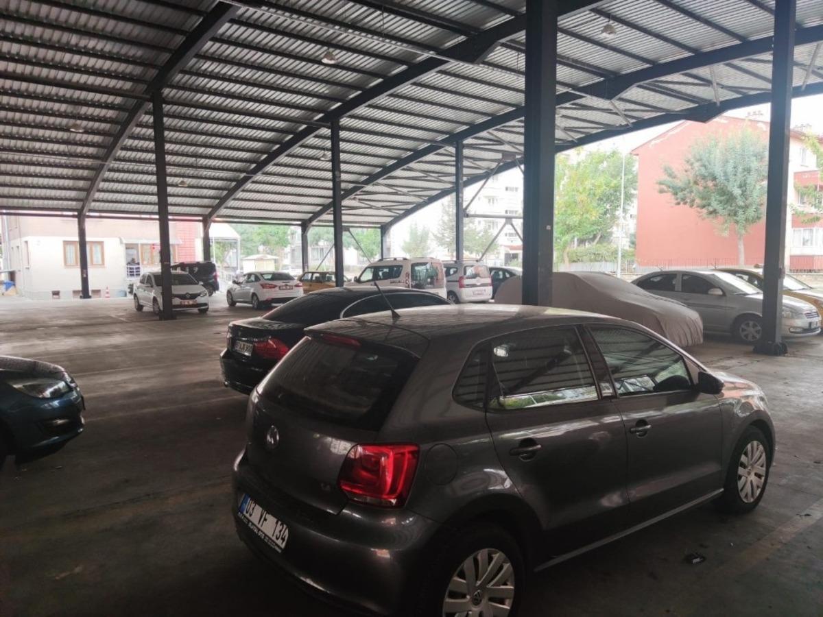 Ara&ccedil; sahipleri dolu &ouml;nlemini kapalı pazar yerlerine sığınarak aldı