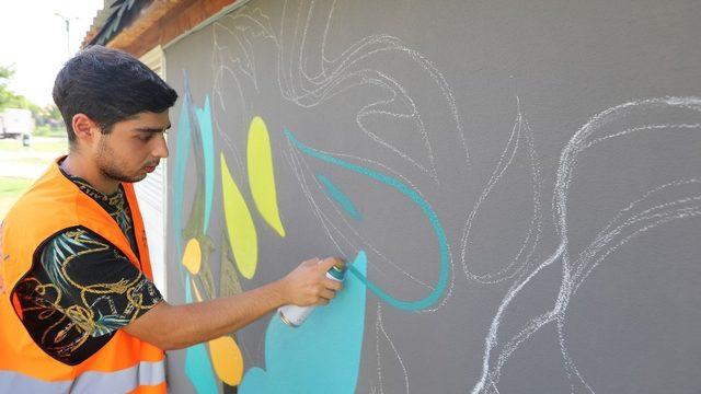 Demokrasi Meydanının duvarları grafiti ile renkleniyor