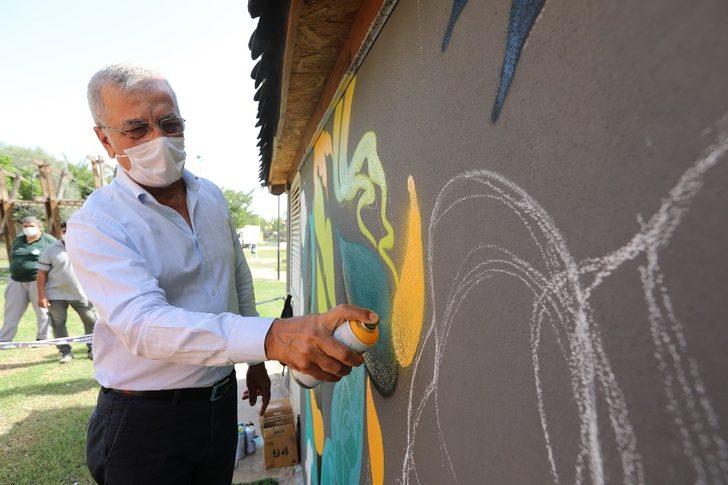 Demokrasi Meydanının duvarları grafiti ile renkleniyor G4