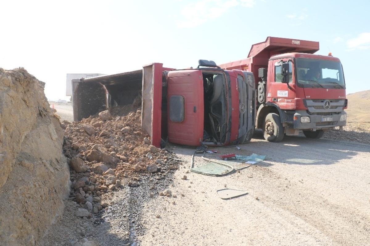 Taş y&uuml;kl&uuml; kamyon devrildi,1 yaralı