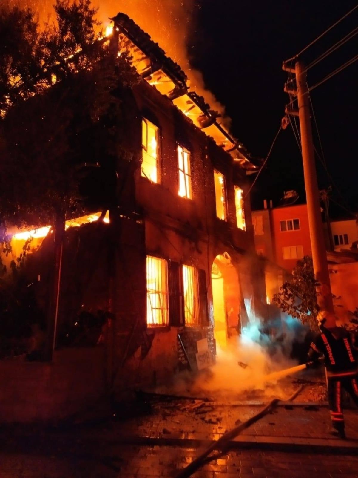 Tarihi bina alevlere teslim oldu