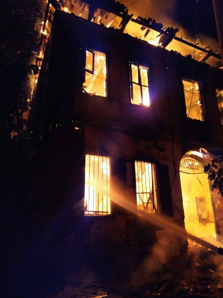 Tarihi bina alevlere teslim oldu G2