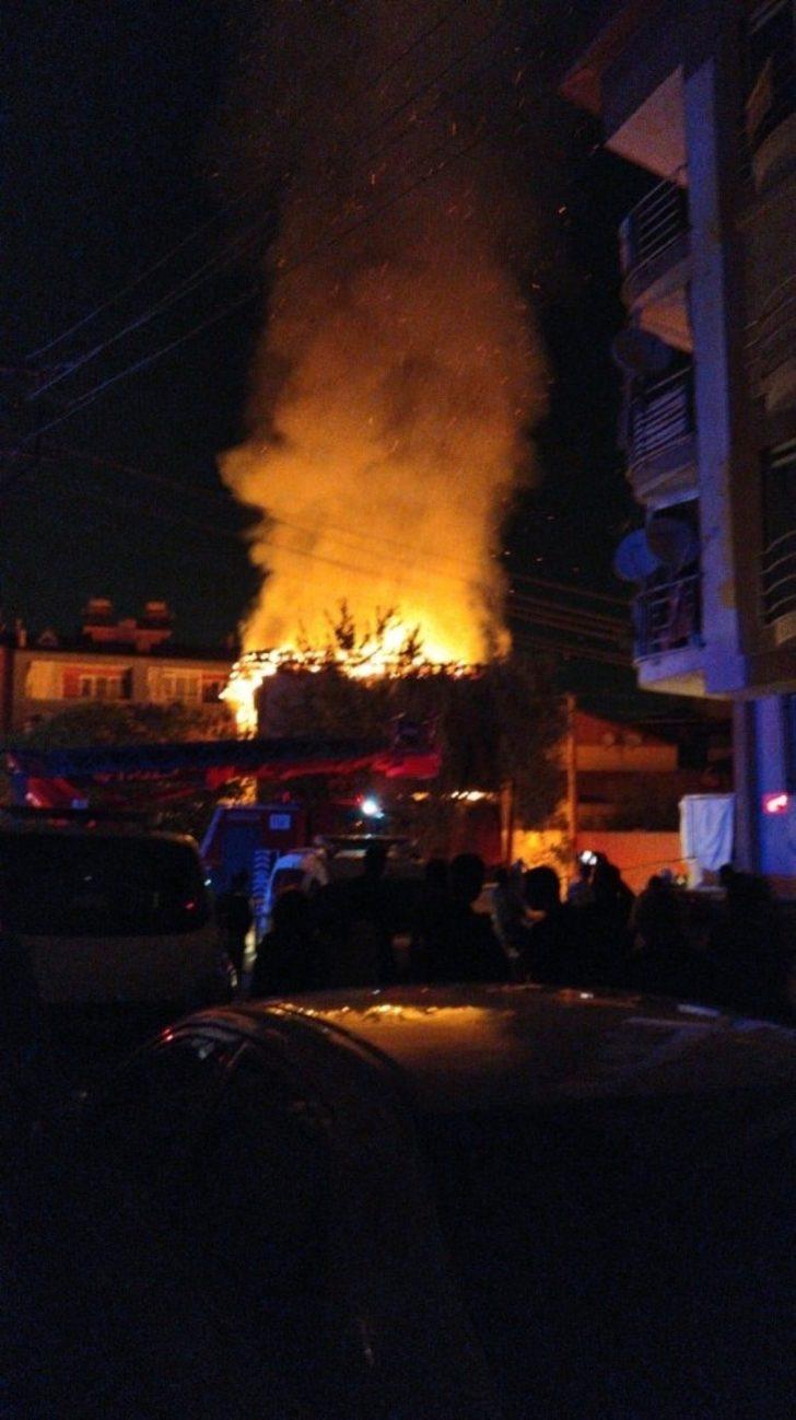 Tarihi bina alevlere teslim oldu G3