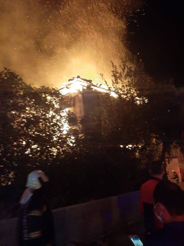 Tarihi bina alevlere teslim oldu G4