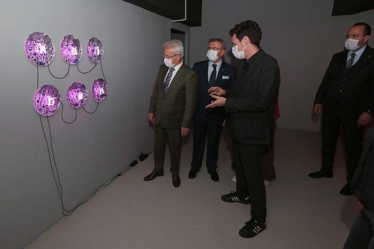 Neon ve ışığın çağdaş sanata yansıması bu sergide G4