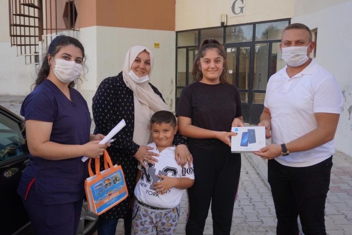 Finike Belediyesi &ouml;ğrencilere tablet dağıttı