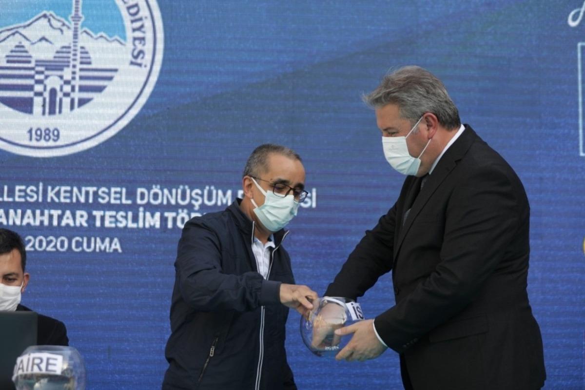 Melikgazi Belediyesi anahtarlık değil, evlerin anahtarlarını teslim etti