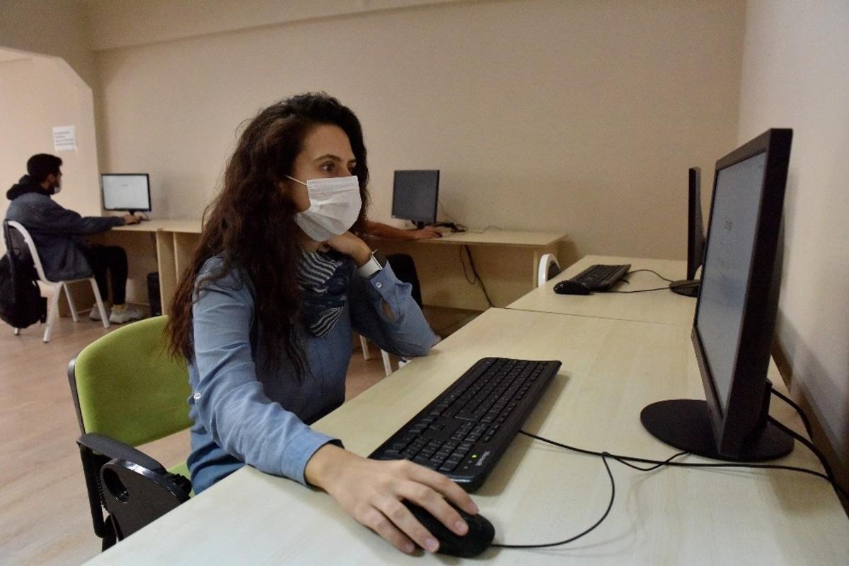 Gen&ccedil;ler i&ccedil;in &uuml;cretsiz bilgisayar ve internet hizmeti