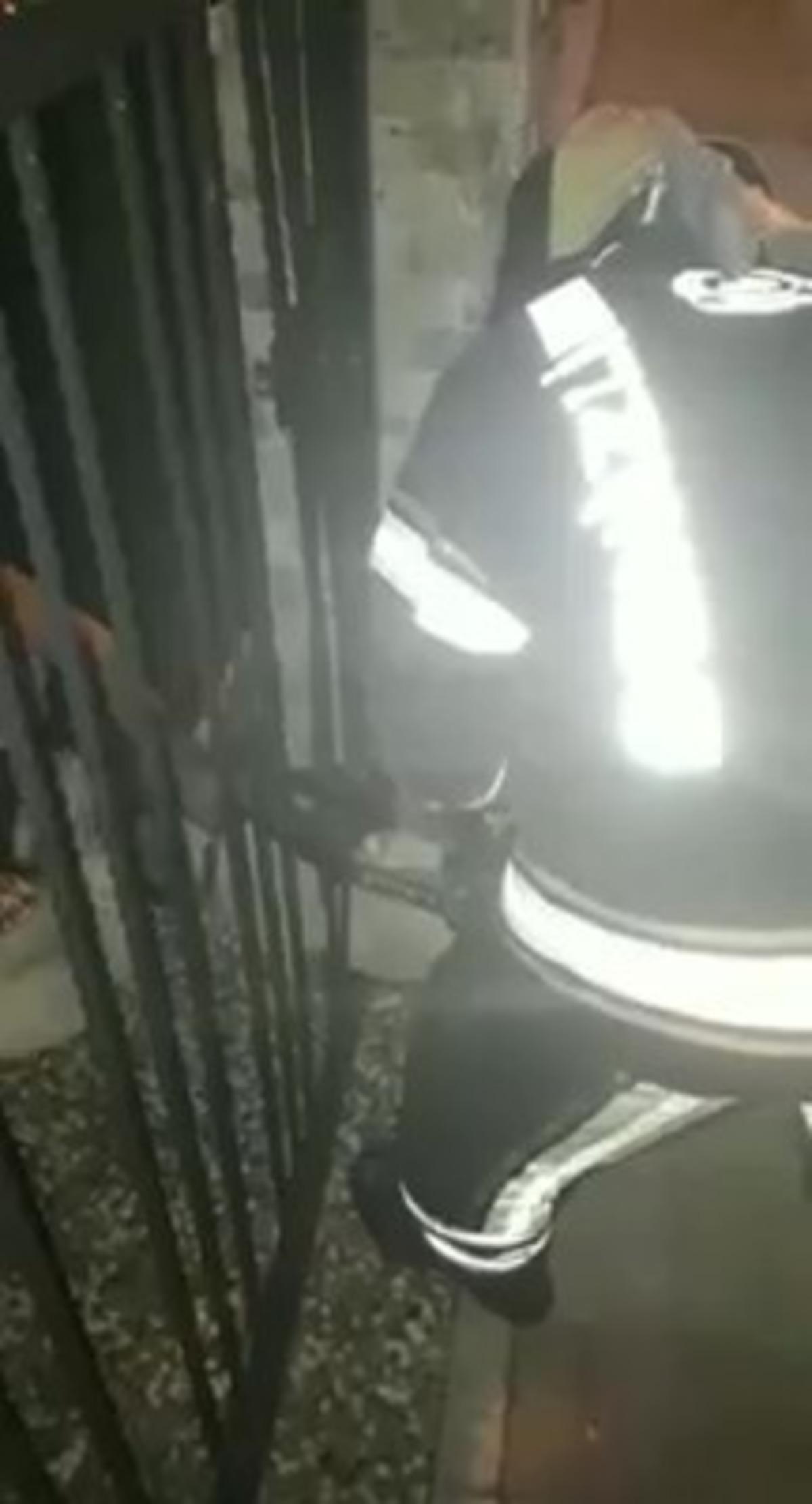 Demir parmaklıklara sıkışan yavru k&ouml;peği itfaiye ekipleri kurtardı