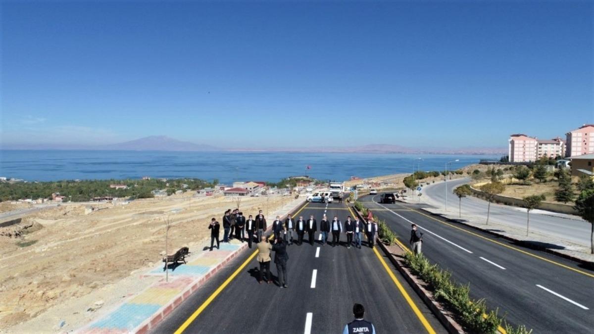 Van G&ouml;l&uuml; manzaralı yol 10.10.2020 saat 10:10 gibi tarihi anda hizmete a&ccedil;ıldı