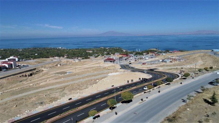 Van Gölü manzaralı yol 10.10.2020 saat 10:10 gibi tarihi anda hizmete açıldı G4