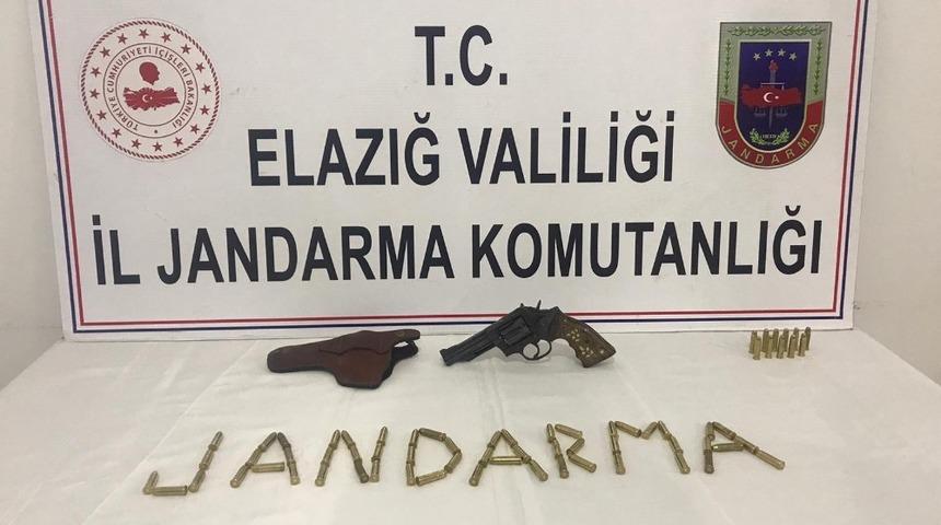 Elazığ&rsquo;da bir şahıs, 38 kalibrelik tabanca ile yakalandı
