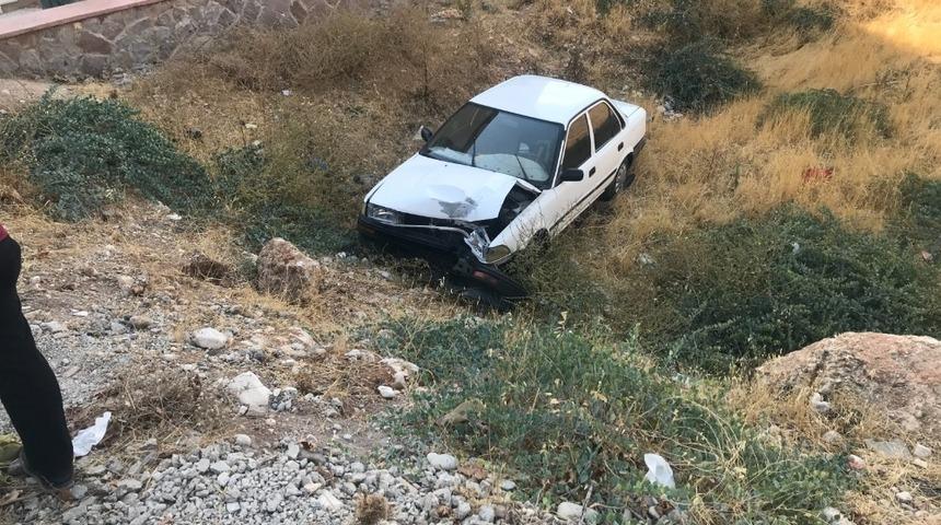 Direğe &ccedil;arpan otomobil tarlaya u&ccedil;tu