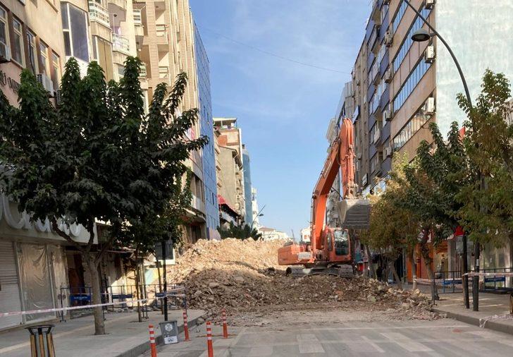 Elazığ’da Gazi Caddesi,yıkım çalışması nedeniyle kısmen kapatıldı G1