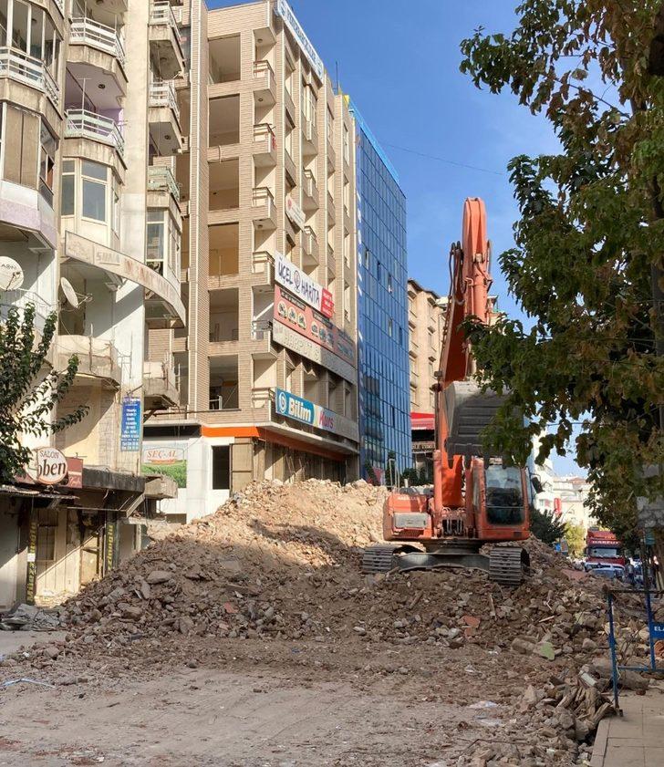 Elazığ’da Gazi Caddesi,yıkım çalışması nedeniyle kısmen kapatıldı G3