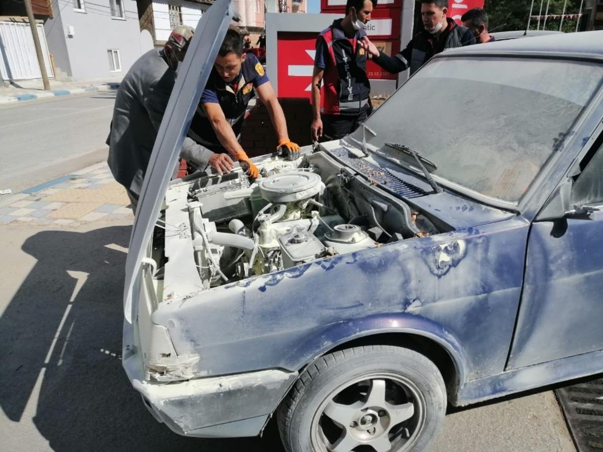 Otomobilde &ccedil;ıkan yangın b&uuml;y&uuml;meden s&ouml;nd&uuml;r&uuml;ld&uuml;