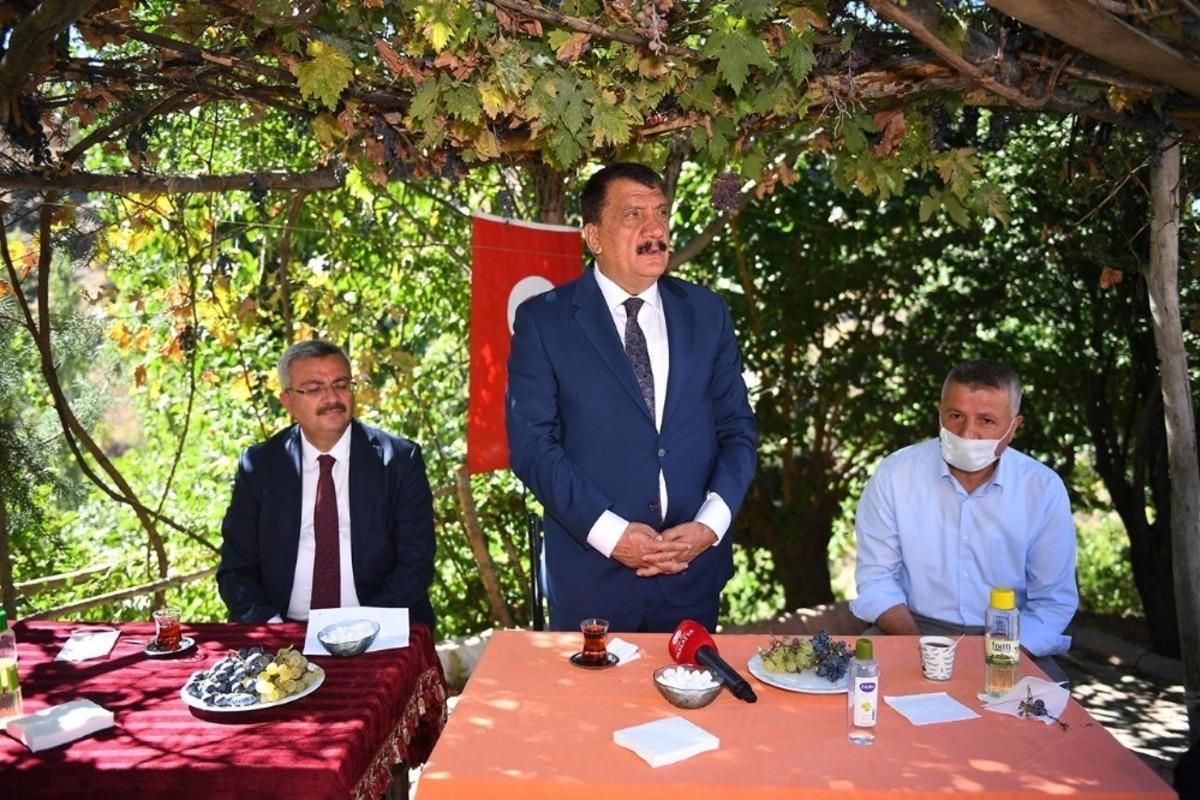 G&uuml;rkan vatandaşlarla buluştu