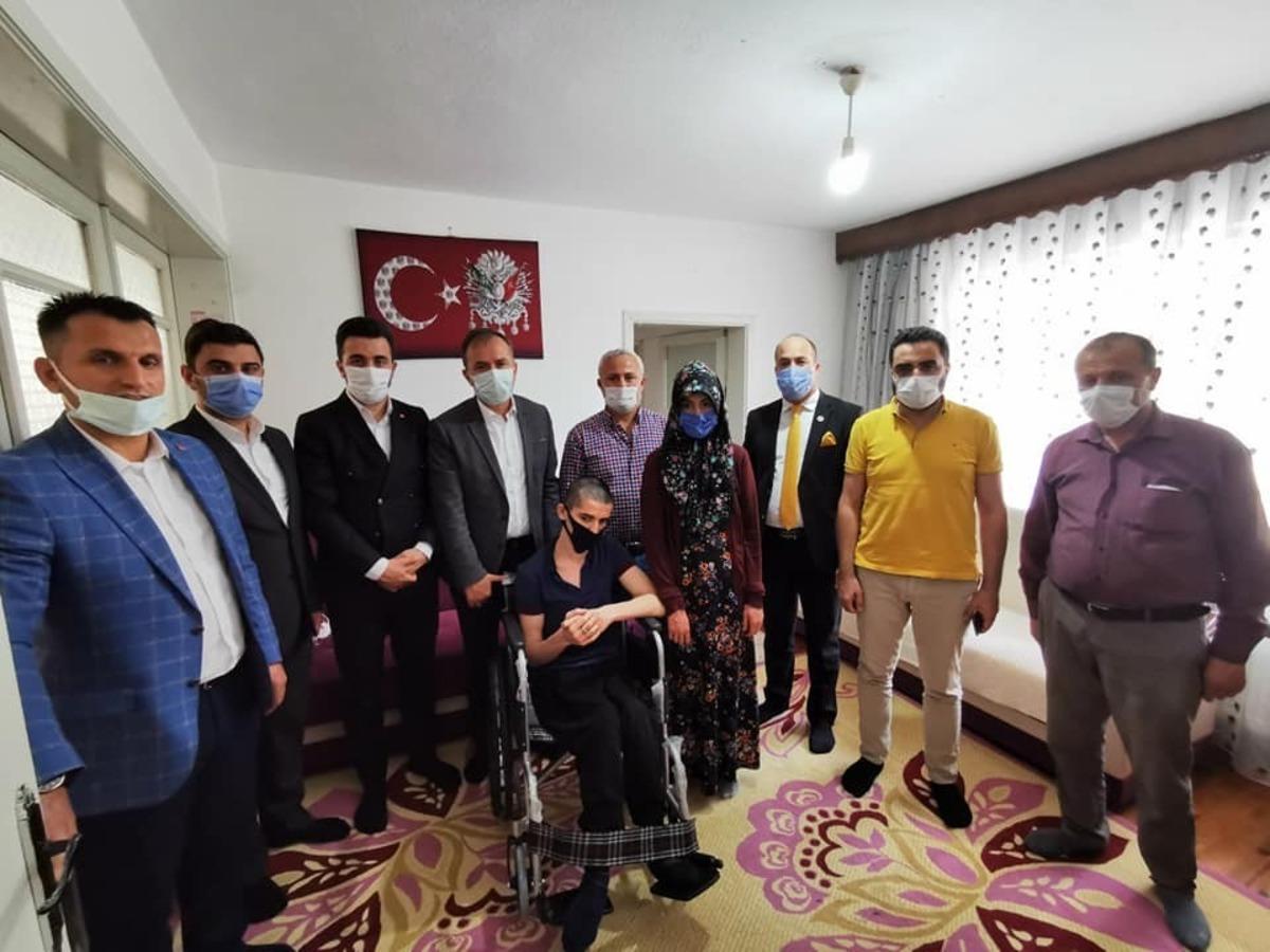 Milletvekili Ceylan, Abd&uuml;lkerim Kurt&rsquo;a tekerlekli sandalye hediye etti