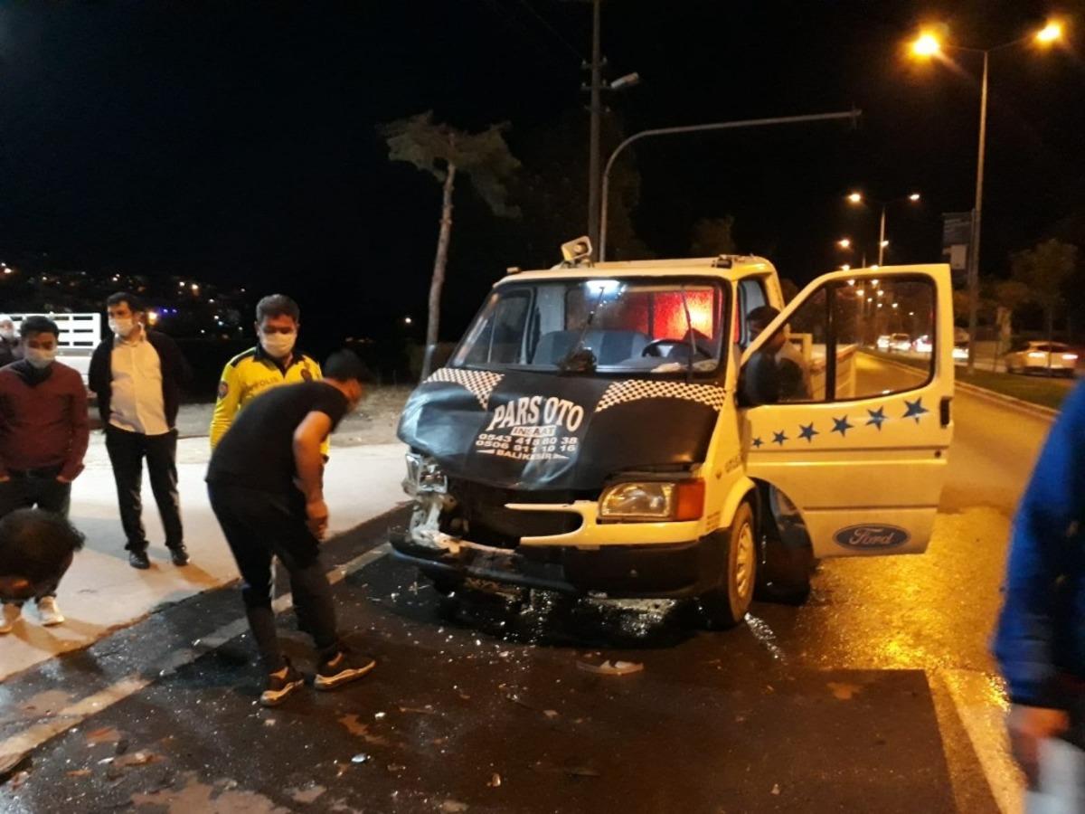 Benzinliğe girmek isteyen araca &ccedil;arptı