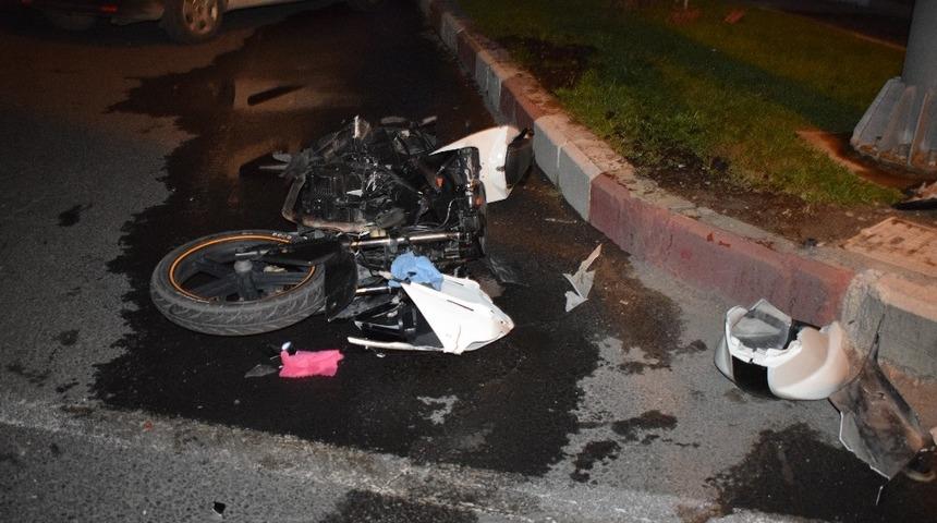 Otomobille &ccedil;arpışan motosiklet hurdaya d&ouml;nd&uuml;: 1 yaralı