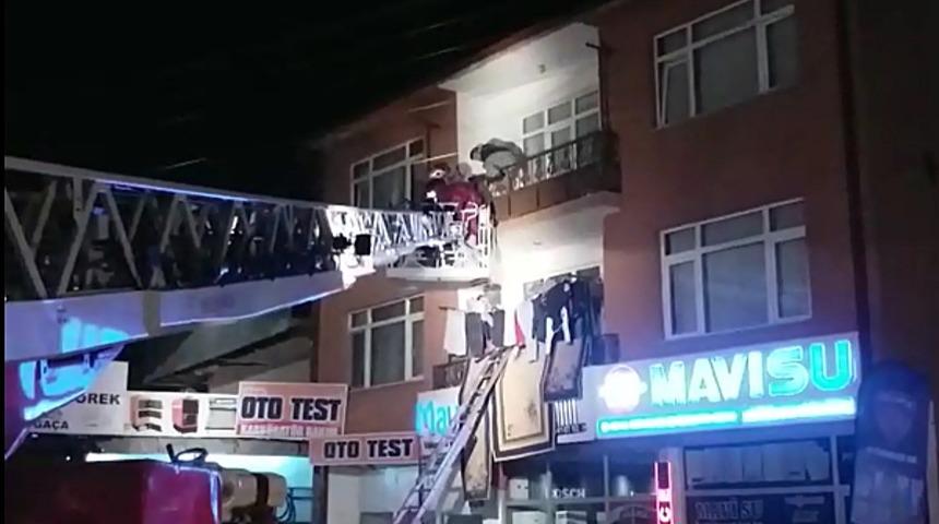 D&uuml;zce'de yangında mahsur kalan 5 kişiyi itfaiye kurtardı