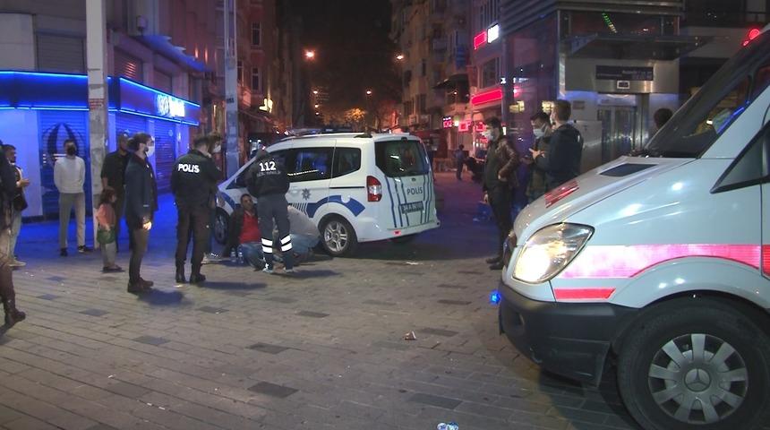 Taksim'de iki grup arasında bı&ccedil;aklı kavga!