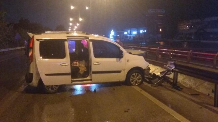 Bursa&rsquo;da hafif ticari ara&ccedil; bariyerlere &ccedil;arptı: 1 yaralı