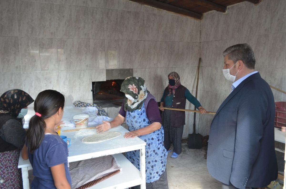 B&uuml;nyanlı kadınlar ekmeklerini mahalle fırınında pişiriyor