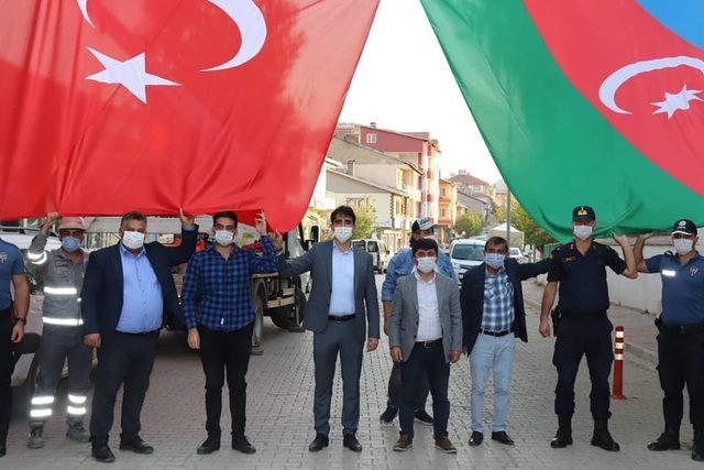 Tufanbeyli’ye dev Türk ve Azerbaycan bayrakları asıldı