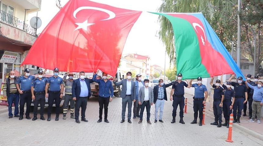 Tufanbeyli&rsquo;ye dev T&uuml;rk ve Azerbaycan bayrakları asıldı