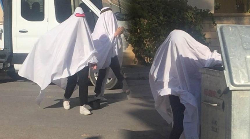 Kayseri'de iki genç kız hayalet kılığına girdi! Gören kahkahaya boğuldu