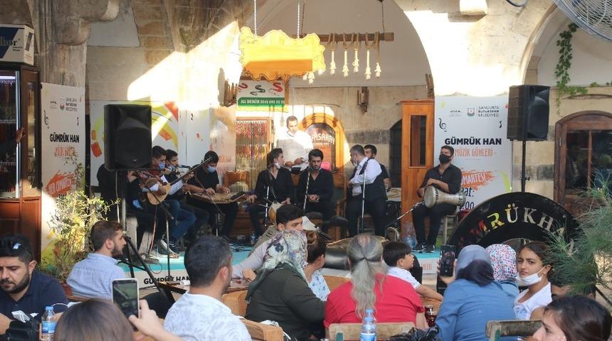 G&uuml;mr&uuml;k Han&rsquo;da gen&ccedil;ler sahne aldı