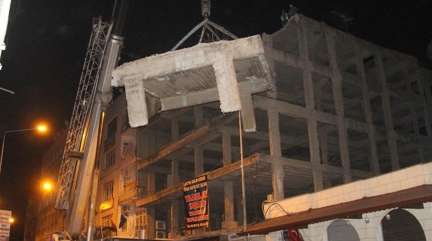 İnşaat halindeki binanın yıkımı geceleri s&uuml;r&uuml;yor