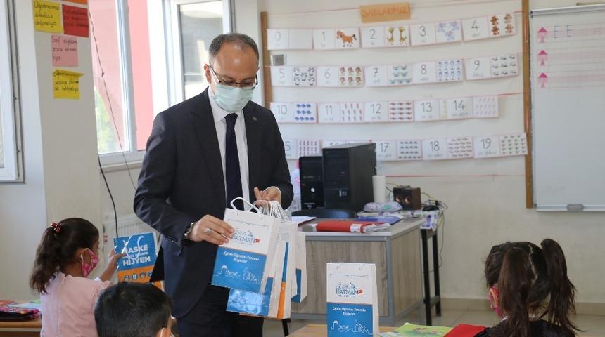 Batman Belediyesinden &ouml;ğrencilere hijyen paketi hediyesi