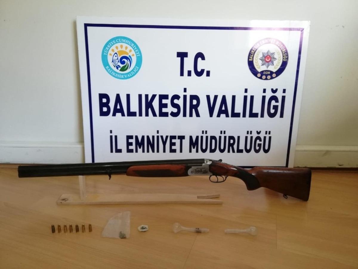 Balıkesir&rsquo;de polis 5 silah yakaladı