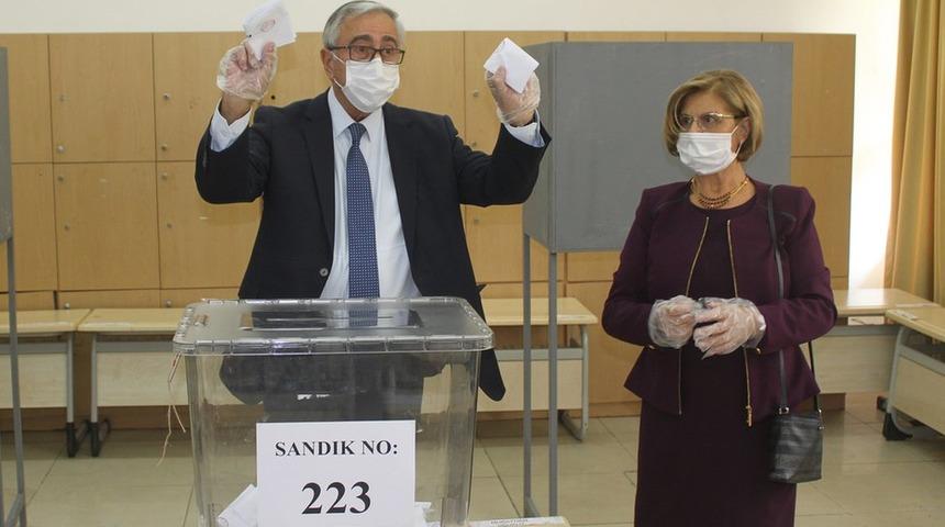 Kuzey Kıbrıs'ta bugüne kadar en fazla adayın yarıştığı cumhurbaşkanlığı seçimi sürüyor