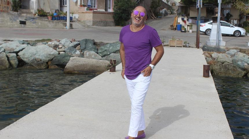 Sokaklarda şarkı söyleyerek dolaşıyor! Kimseyi muhtar olduğuna inandıramıyor