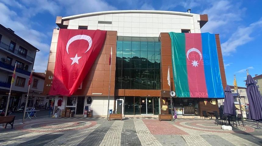 Pazaryeri Belediye binasına dev Azerbaycan bayrağı asıldı
