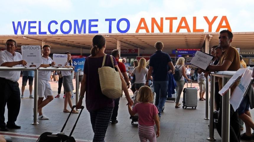 Antalya’ya dün, 18 ülkeden 108 uçakla 45 bin 502 turist geldi