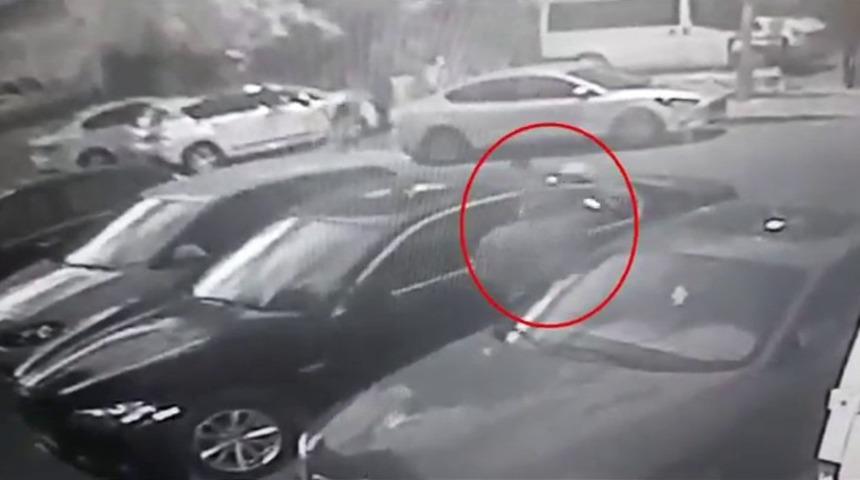 Kadıköy'deki lüks araçlardan direksiyon ve sunroof çalan şahıslar yakalandı