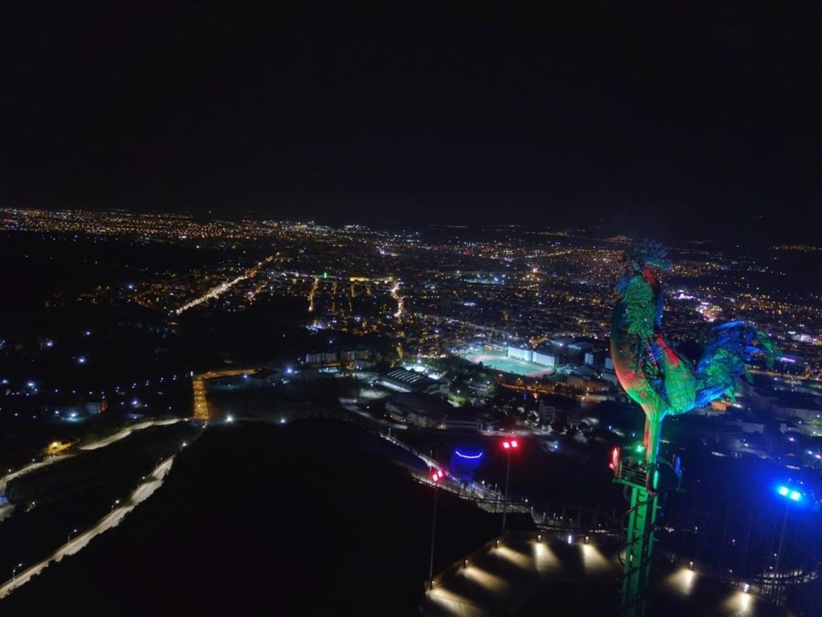 Dev horoz heykeli Azerbaycan&rsquo;ın renklerine b&uuml;r&uuml;nd&uuml;