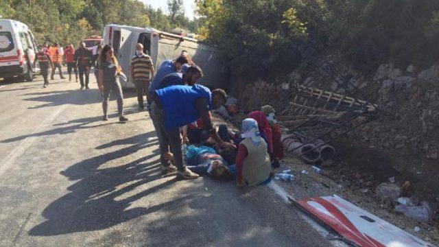 Mersin'de tarım işçisi taşıyan midibüs devrildi! Ölü ve yaralılar var