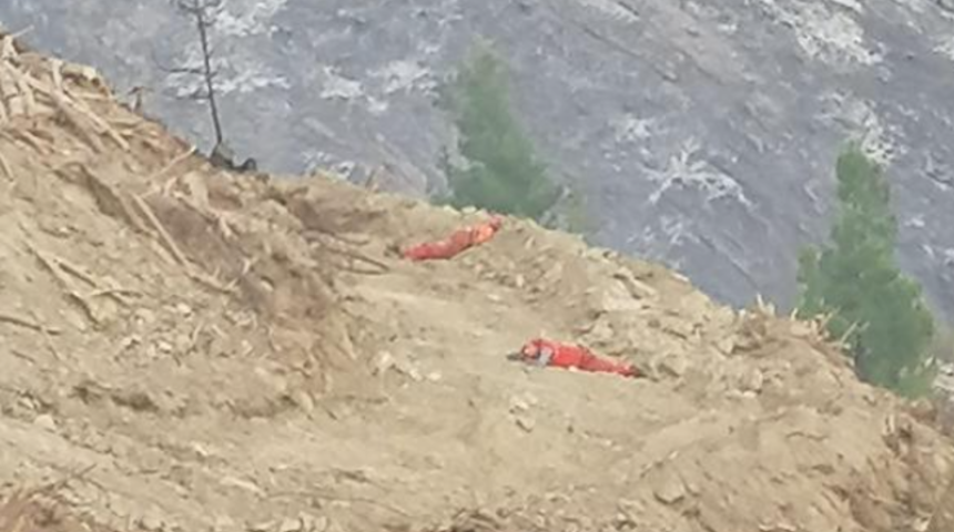 44 saatlik yangınla m&uuml;cadele sonunda toprakta uyudular