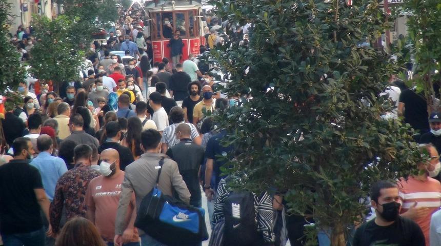 Sıcak havayı g&ouml;renler Taksim'e akın etti