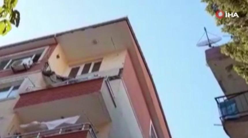 Avcılar'da 5 katlı binanın balkonu &ccedil;&ouml;kt&uuml;! &Ccedil;ok sayıda ekip sevk edildi