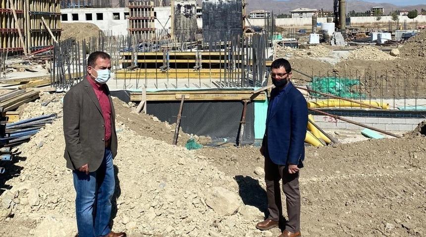 Vali Akbıyık, havaalanı g&uuml;venlik binasında incelemelerde bulundu