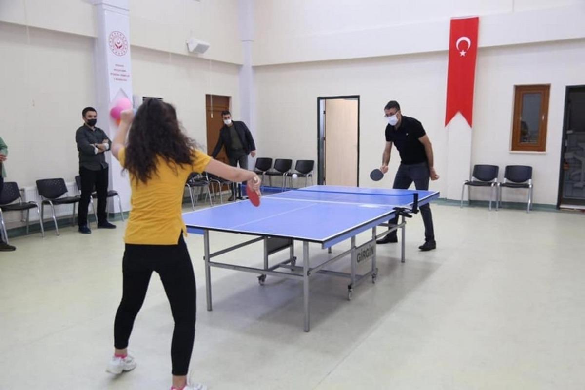 Vali &Ccedil;elik&rsquo;ten Sevgi Evleri&rsquo;ndeki &ccedil;ocuklara s&uuml;rpriz